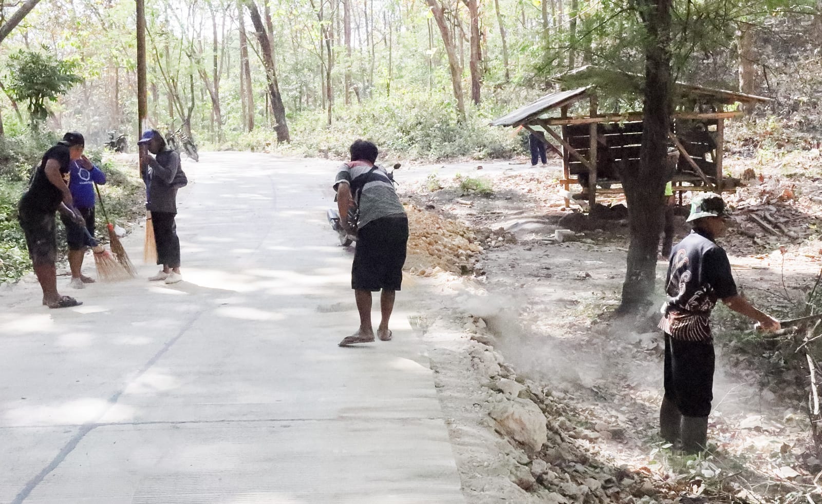 Jelang Penutupan, Warga Soko dan Satgas TMMD 125 Bojonegoro Laksanakan Kerja Bakti