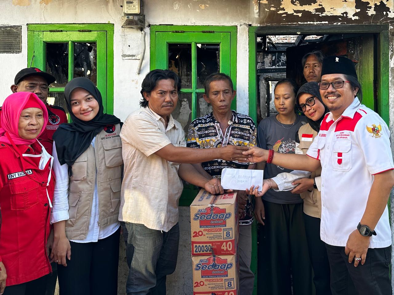 Warga Dupak Timur dan Warga Pasar PPI Gresik Menerima Bantuan dari PDIP Surabaya 