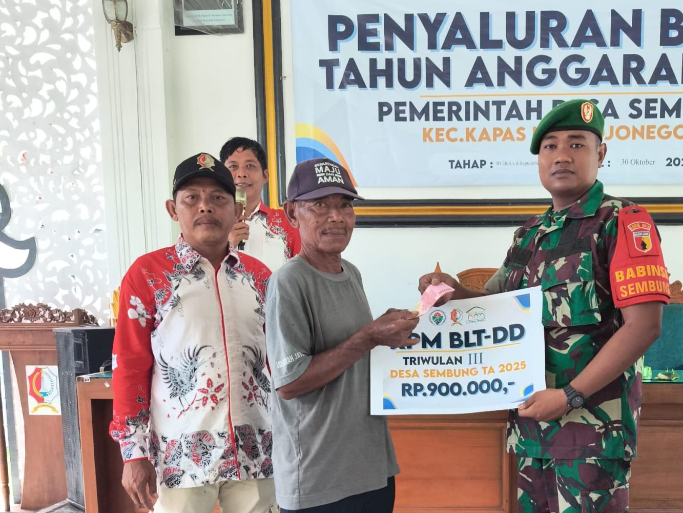 Pastikan Kegiatan Berjalan Lancar, Babinsa Koramil Kapas Kodim Bojonegoro Dampingi Penyaluran BLT-DD di Desa Sembung