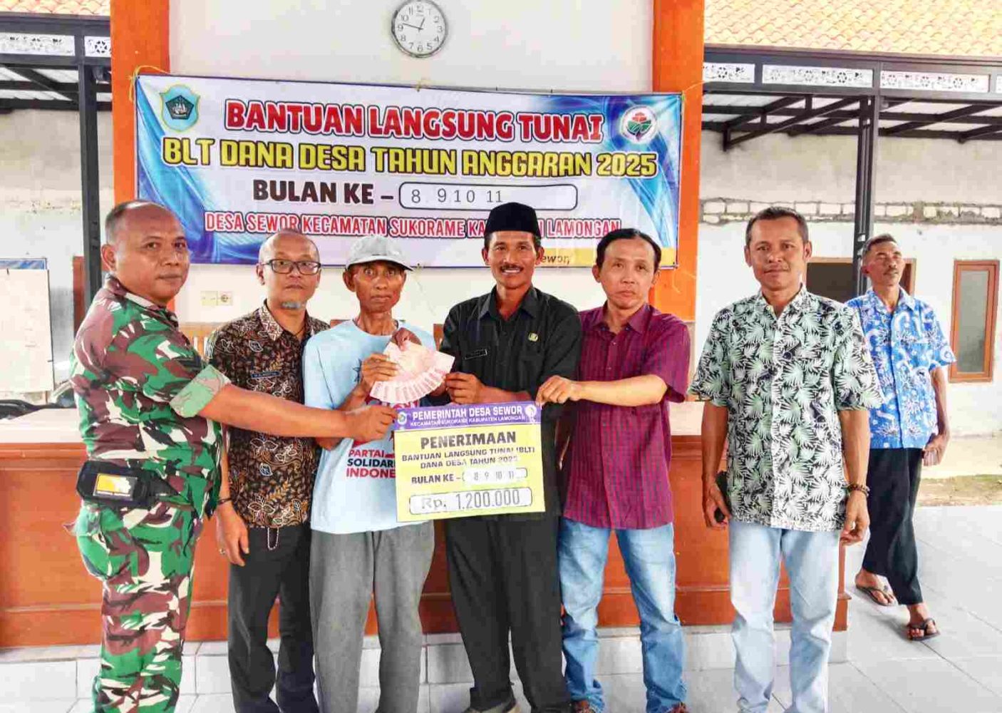 Koramil Sukorame Pastikan Distribusi BLT DD  di Desa Sewor Aman