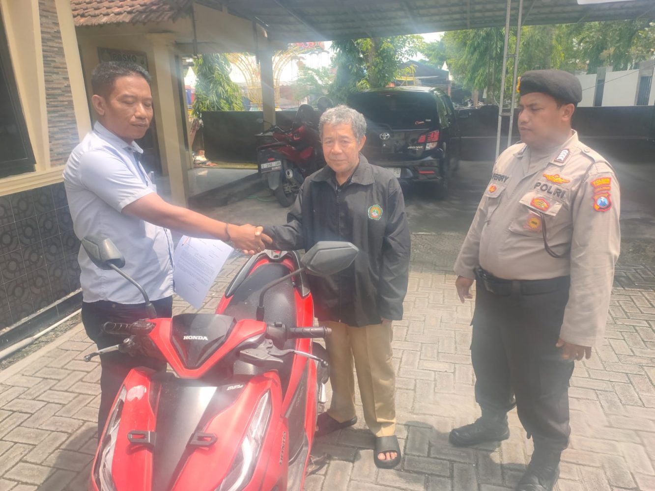 Terharu, Seorang Guru Ucapkan Terima Kasih kepada Polisi Lamongan Setelah Motor yang Dicuri Berhasil Ditemukan