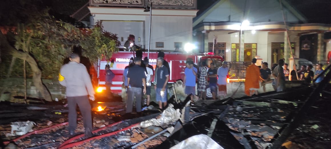 Polsek Sekaran dan Damkar Cegah Korban Jiwa dalam Kebakaran di Kecamatan Sekaran