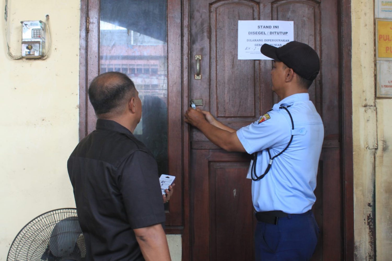 PD Pasar Surya Segel 53 Stan yang Berubah Jadi Hunian di Pasar Bendul Merisi