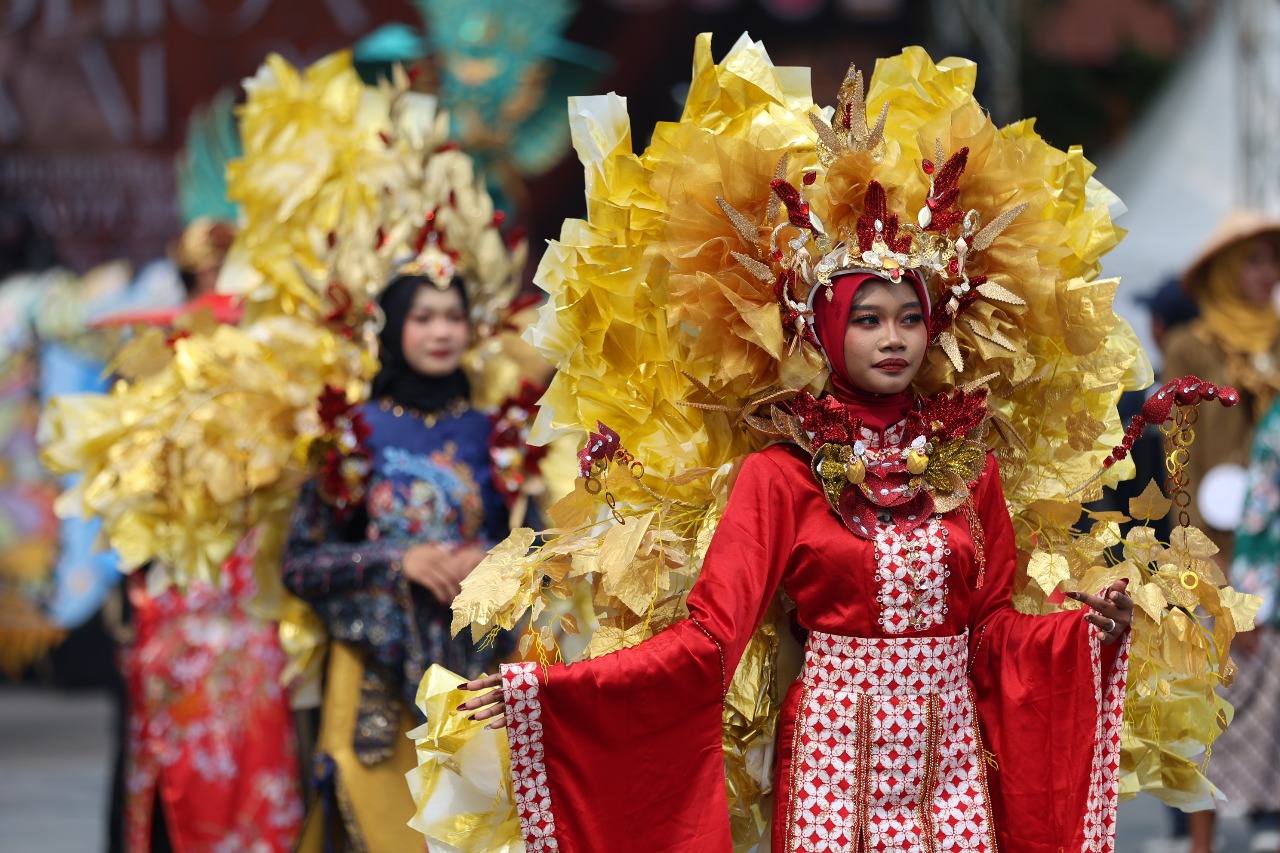 Dibuka Wali Kota Eri, Lebih dari 700 Peserta Ramaikan Parade SFF 2025 di Plaza Internatio