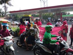 Perkuat Tradisi Gotong Royong PAC PDIP Jambangan, Berbagi Paket Serta Makanan