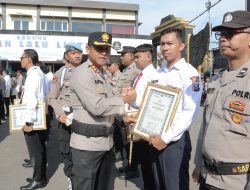 Polres Lamongan Gelar Upacara Pemberian Penghargaan bagi Personel Berprestasi dan Masyarakat yang Bantu Tugas Polri