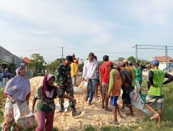 Babinsa Koramil 0812/16 Sekaran dan Warga Desa Porodeso Gelar PKTD untuk pengurukan Lapangan Sepak Bola sebagai lahan KDKMP