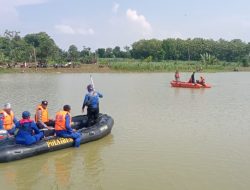 Polsek Solokuro Bersama Tim SAR Lakukan Pencarian Orang Tenggelam di Waduk Penguripan Takerharjo