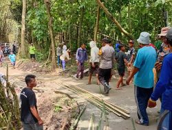 Polsek Modo Bergerak Cepat Selamatkan Ruas Jalan Penghubung Dua Dusun