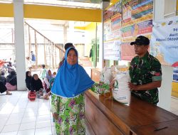 Babinsa Koramil 0812/08 Sambeng Dampingi Penyaluran Bantuan Pangan Beras dan Minyak Goreng di Desa Pataan