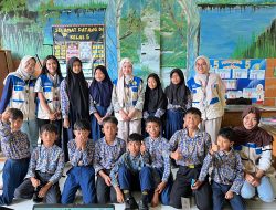  Main Sambil Belajar Budaya dan Tradisi: KKNT UNESA Kenalkan Permainan Tradisional kepada Generasi Digital