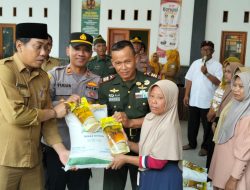 Kasdim 0812 Lamongan dan Muspika Deket Salurkan Bantuan Pangan 