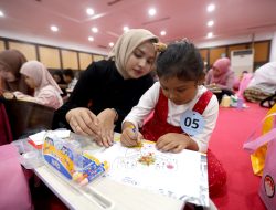 Lomba Unik Warnai Hari Ibu 2025 di Surabaya, Menggambar Bersama Anak hingga Jahit Kancing Baju untuk Laki-Laki