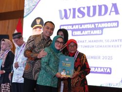 Wisuda Akbar Selantang 2025, Pemkot Surabaya dan PKK Cetak Ribuan Lansia Mandiri dan Tangguh