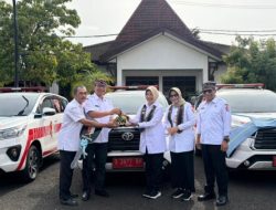 Tingkatkan Mutu Pelayanan Kesehatan, Pemkab Bojonegoro Serahkan Penghargaan dan Alkes ke RSUD