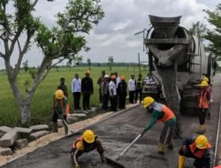 Jalan Desa Jadi Urat Nadi Ekonomi, Bupati dan Wabup Bojonegoro Pantau Proyek BKKD di Balen