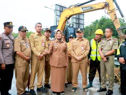 Wabup Nurul Azizah Tinjau Pemasangan Portal Jalan Akses Jembatan TBB Luwihaji