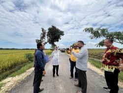 Wabup Nurul Azizah Sidak Jalan BKKD Desa Ngampal, Tegaskan Pengerjaan Wajib Sesuai RAB