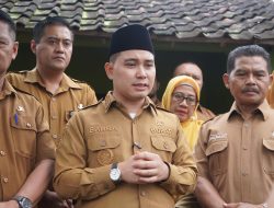 Bupati Mojokerto Muhammad Albarraa Besuk Warga Lansia Tanjungkenongo