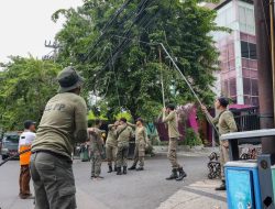 Puluhan Personel Pemkot Surabaya Turun ke Jalan, Tertibkan Kabel FO Tak Berizin