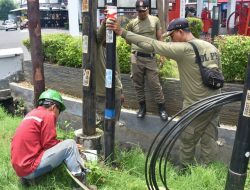 Satpol PP Surabaya Tertibkan 18 Tiang Kabel Fiber Optik Tak Berizin di Jalan Panjang Jiwo