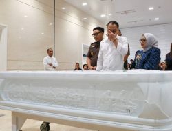 Di Rumah Persemayaman Ketua DPRD, Wali Kota Eri Cahyadi Meneteskan Air Mata