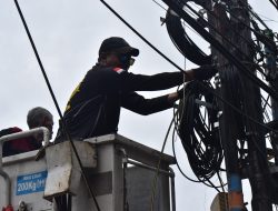 Satpol PP Surabaya Tertibkan 45 Tiang Fiber Optik Tak Berizin