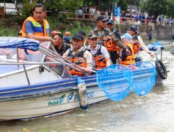7.269 Warga Bersih-Bersih Kalimas, Menteri LH Sebut Surabaya Contoh Nasional Pengelolaan Sampah