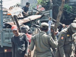 Satpol PP Surabaya Tertibkan Pasar Tumpah di Simo Katrungan yang Sebabkan Kemacetan