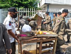 Pemkot Surabaya Bongkar Lapak PKL di Atas Saluran Manukan