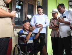 Bupati Subandi Turun Langsung: Sidak RTLH di Tropodo Waru dan Salurkan Bantuan Kursi Roda di Gedangan