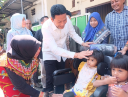 Bupati Sidoarjo Subandi Turun Langsung Memberikan Bantuan Ke Masyarakat