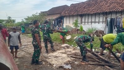 Babinsa Koramil 0812/03 Turi Bersama Warga Laksanakan Gotong Royong Pembongkaran Rutilahu