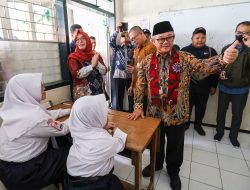 Mendikdasmen Pantau TKA Hari Kedua di Surabaya, Siswa Antusias: “Soalnya Relatif Mudah”