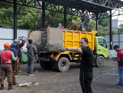 Turun Tangan Bersihkan TPS Simpang Dukuh, Wali Kota Eri: TPS Harus Bersih dan Tidak Bau