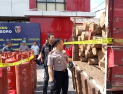 Polres Bojonegoro Ungkap Kasus Illegal Logging, Pelaku Tebang 8 Pohon Jati di Kawasan Hutan Perhutani