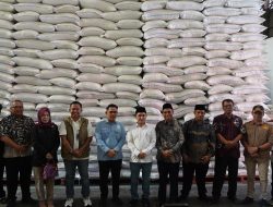 Bupati Mojokerto Dampingi Anggota Komisi IV DPR RI Tinjau Stok Beras