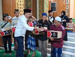 Marbot Masjid di Rungkut Surabaya, Haru Terima MBG PDIP Dari Anas Karno di Malam Takbiran