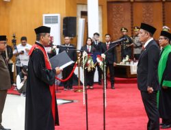 Hadiri Pelantikan Syaifuddin Zuhri, Wali Kota Eri Dorong Penguatan Kerjasama Pemkot dan DPRD Surabaya