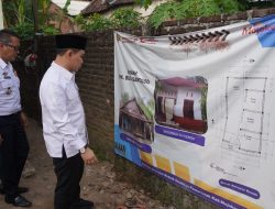 Bupati Mojokerto Muhammad Albarra Tinjau Progres Bedah Rumah RTLH Kaligoro