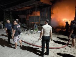 Respon Cepat Laporan 110, Polres Lamongan Bantu Tangani Kebakaran Gudang di Sukodadi