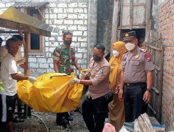 Kapolsek Modo Tunjukkan Aksi Kemanusiaan, Bantu Evakuasi Warga yang Meninggal Dunia di Dalam Rumah