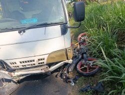 Polres Lamongan Bantu Evakuasi Pengendara Motor Meninggal Dunia dalam Kecelakaan di Sambeng