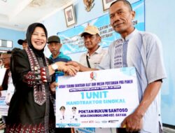 Wabup Nurul Azizah Serahkan 12 Alsintan Pra Panen, Petani Diminta Rawat dan Manfaatkan Bersama