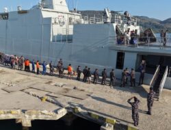 KRI Bung Hatta-370 Salurkan Bantuan Kemanusiaan Bagi Masyarakat Terdampak Gempa