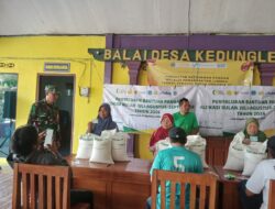 Babinsa Koramil 0812/12 Modo Dampingi Penyaluran Bantuan Beras Bulog