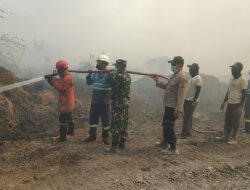 Babinsa Koramil 0812/06 Ngimbang Bersama Tim Gabungan Berhasil Padamkan Titik Api di Area Limbah PT KTM