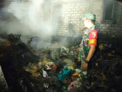 Babinsa Koramil 0812/10 Babat Bersama Tim Gabungan Berhasil Padamkan Kebakaran Kandang Sapi di Gendong Kulon