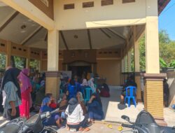 Babinsa KlagenSrampat Dampingi Pembagian Bantuan Pangan untuk 295 Warga