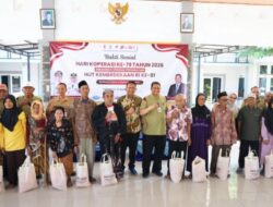 Hari Koperasi ke-79, Dekopinda Bojonegoro Bagikan 1.000 Paket Sembako ke Warga